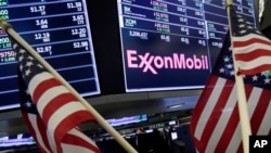 Logo ExxonMobil di lantai Bursa Efek New York, 24 Oktober 2017. (Foto: AP)