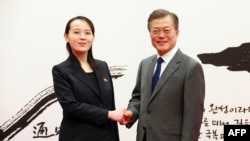 지난 2018년 2월 한국을 방문한 김여정 북한 노동당 제1부부장이 청와대에서 문재인 대통령과 만나 악수하고 있다.