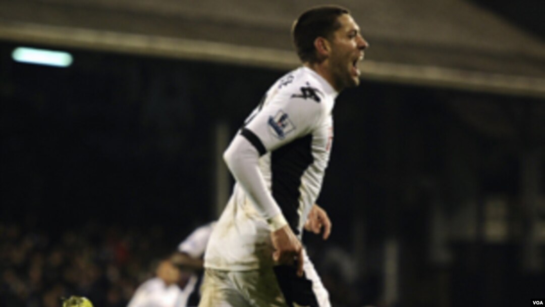 Clint Dempsey merayakan golnya ke gawang Liverpool (12/5).