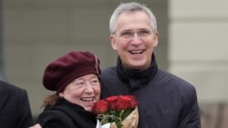 Mantan Sekretaris Jenderal NATO Jens Stoltenberg mendapat pelukan dari istrinya Ingrid Schulerud setelah ditunjuk sebagai Menteri Keuangan Norwegia yang baru oleh Perdana Menteri Norwegia, 4 Februari 2025 di alun-alun istana di Oslo. (Lise Åserud / NTB / AFP)