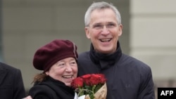 Mantan Sekretaris Jenderal NATO Jens Stoltenberg mendapat pelukan dari istrinya Ingrid Schulerud setelah ditunjuk sebagai Menteri Keuangan Norwegia yang baru oleh Perdana Menteri Norwegia, 4 Februari 2025 di alun-alun istana di Oslo. (Lise Åserud / NTB / AFP)