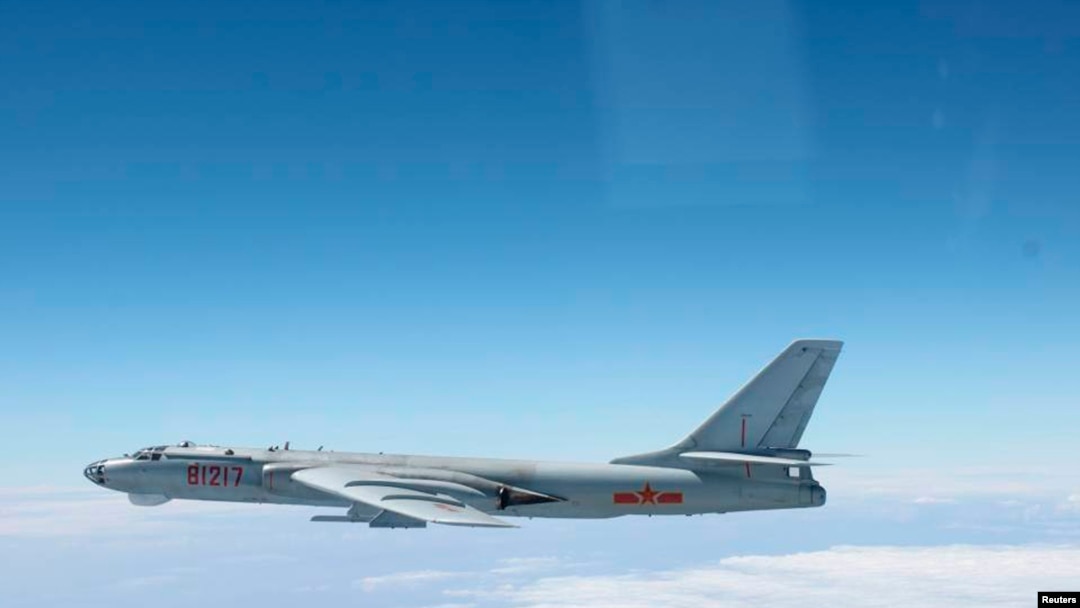 日本軍方發布的圖片顯示一架中國H-6戰略轟炸機在太平洋上空飛行（2013年10月27日）