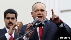 Cabello señala al funcionario colombiano de inmiscuirse en asuntos internos de Venezuela.