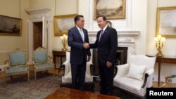 ທ່ານ Mitt Romney (ຊ້າຍ) ພົບປະກັບ ນາຍົກລັດຖະມົນຕີອັງກິດ ທ່ານ David Cameron ທີ່ລອນດອນ, ວັນທີ 26 ກໍລະກົດ 2012. 