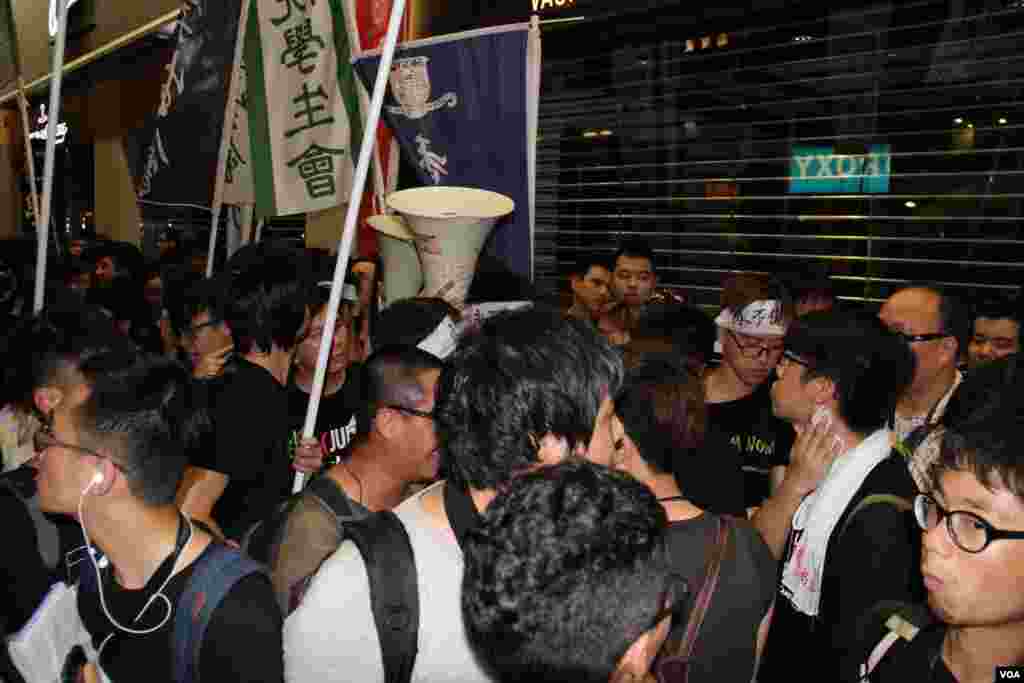 香港学联成员向中联办游行多次遭警方堵截 (美国之音海彦拍摄)