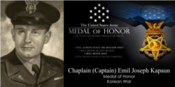 한국전쟁에 미 육군 군종신부로 참전했다 전사한 에밀 카폰 대위가 지난 2013년 4월 바락 오바마 대통령으로부터 '명예훈장(Medal of Honor)'를 받았다.