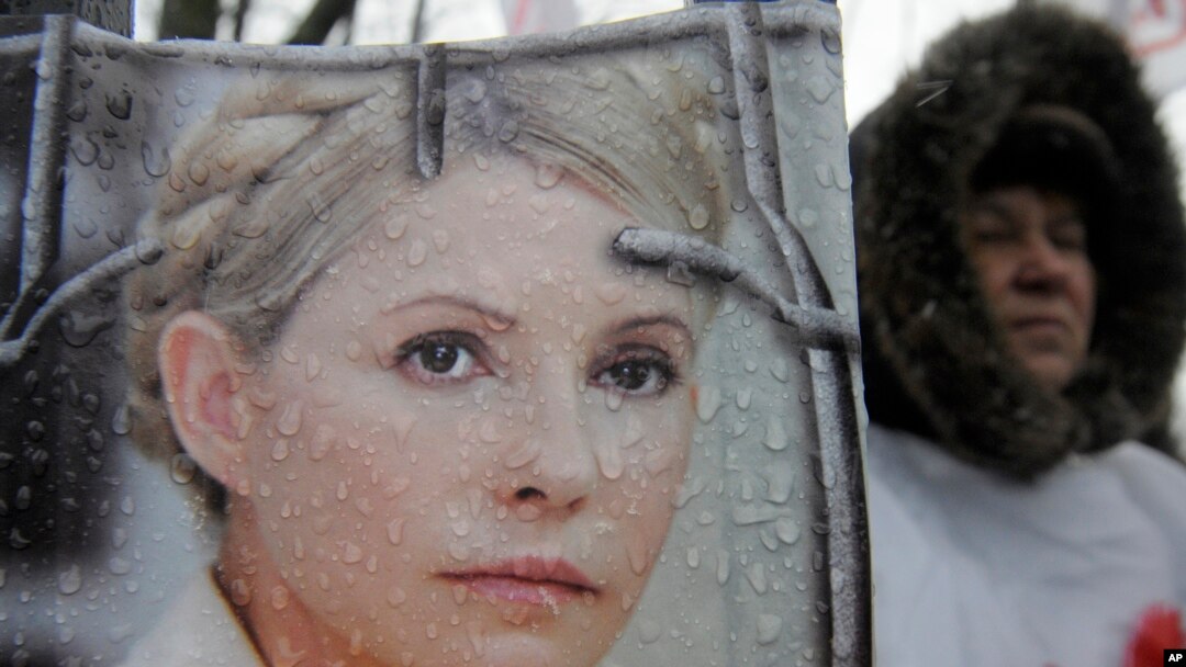 Người biểu tình cầm hình cựu Thủ tướng Yulia Tymoshenko bên ngoài tòa án ở in Kiev, Ukraina