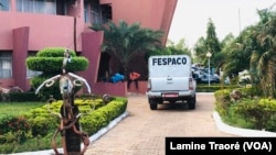 Un vehicule du Fespaco dans la cour du festival, Ouagadougou le 22 octobre 2021 (VOA/Lamine Traoré)