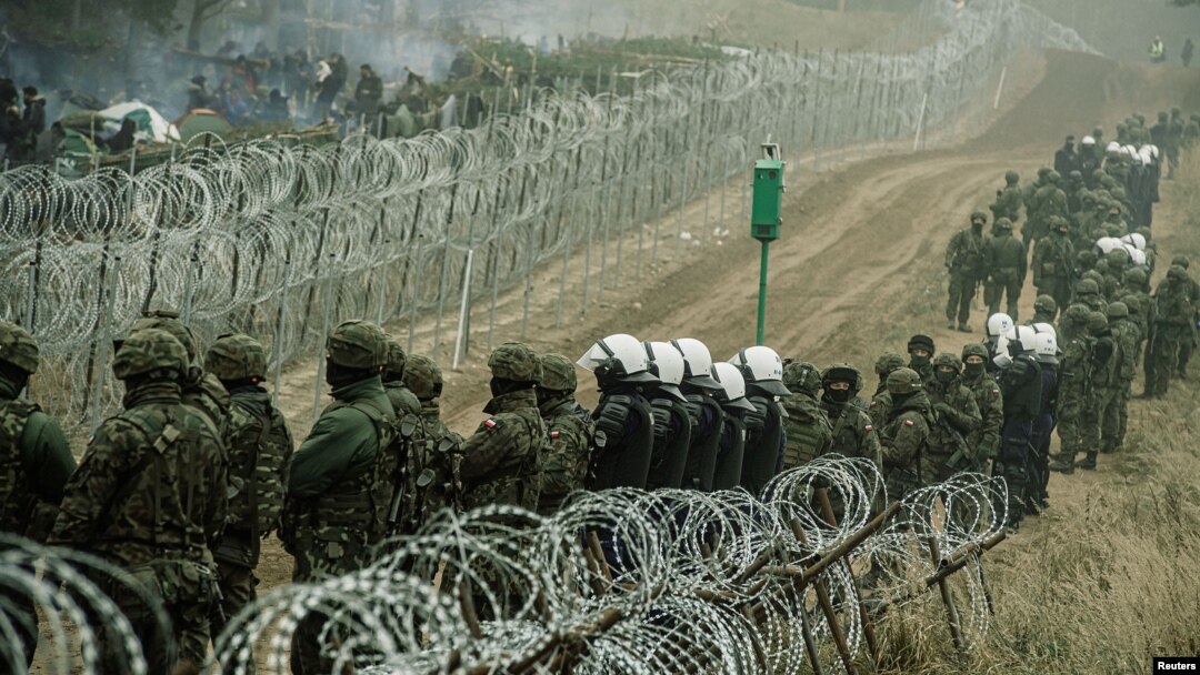 ARHIVA - Poljski vojnici i policija na granici Poljske i Belorusije (Foto: Irek Dorozanski/DWOT/Rojters)