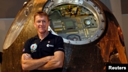 Astronot Inggris Tim Peake poses berpose sebelum konferensi pers di Science Museum di London, 6 November 2015.