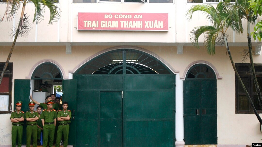 Ảnh minh họa: Cảnh sát đứng gác tại nhà tù Thanh Xuân ở ngoại ô Hà Nội, ngày 29 tháng 8, 2010. 