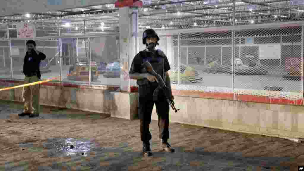 Un policier pakistanais monte la garde devant le parc Gulshan-e-Iqbal, proche du centre de Lahore, où a eu lieu l'attentat-suicide, le 27 mars 2016. &nbsp;