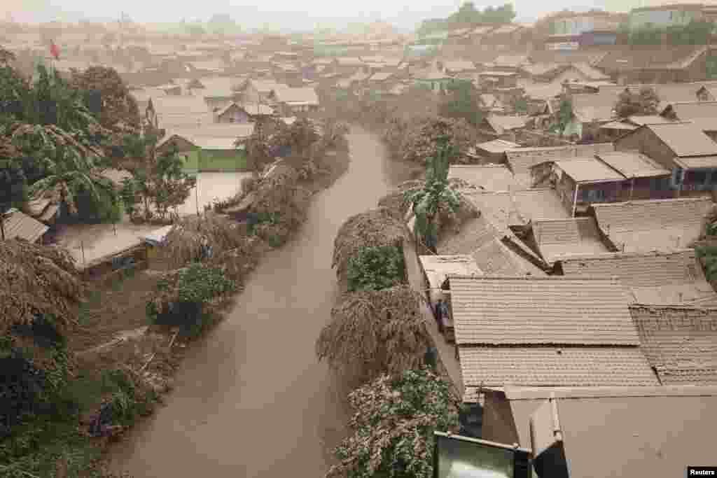 Perumahan di Yogyakarta yang diselimuti abu dari letusan Gunung Kelud di Kediri, Jawa Timur (14/2). (Reuters/Dwi Oblo)