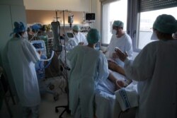 15일 프랑스 루앙의 한 병원 응급실에서 의료진이 신종 코로나바이러스 감염 환자를 보살피고 있다.