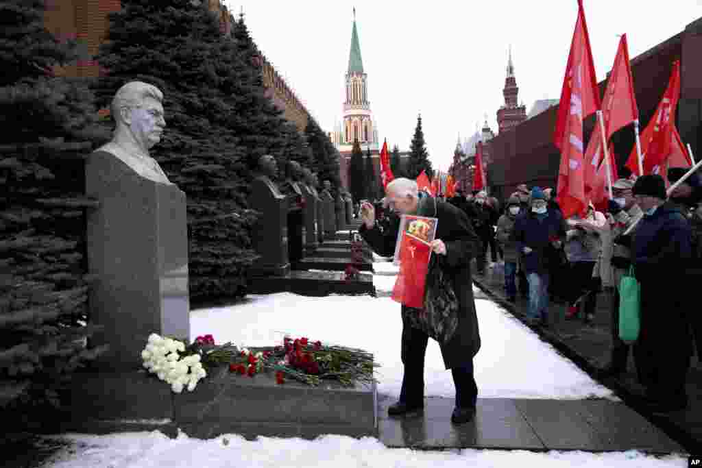 러시아 모스크바의 붉은 광장에서 옛 소련 통치자 이오시프 스탈린의 탄생 141주년을 기념하는 시민들이 스탈린 묘에 헌화하고 있다. 