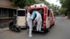 အိန္ဒိယနိုင်ငံ Mumbai မြို့မှာ COVID 19 လူနာကို သယ်ဆောင်နေတဲ့ မြင်ကွင်း။ (မေ ၂၈ ၊၂၀၂၀)