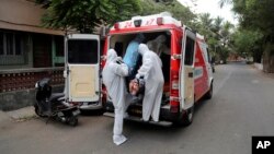 အိန္ဒိယနိုင်ငံ Mumbai မြို့မှာ COVID 19 လူနာကို သယ်ဆောင်နေတဲ့ မြင်ကွင်း။ (မေ ၂၈ ၊၂၀၂၀)
