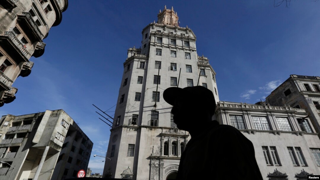 Warga berjalan di depan kantor telekomunikasi pemerintah di kota Havana, Kuba (foto: dok). Kuba meluncurkan sambungan internet untuk umum pertama di Havana.
