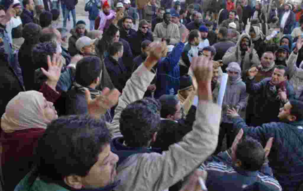 Manifestantes protestan en Libia.