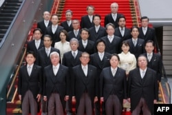 Perdana Menteri baru Jepang Shigeru Ishiba (baris depan C) bersama anggota kabinetnya di kediaman resmi perdana menteri di Tokyo, 11 November 2024. (JIJI PRESS / AFP)