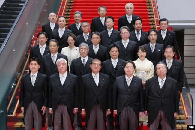 Perdana Menteri baru Jepang Shigeru Ishiba (baris depan C) bersama anggota kabinetnya di kediaman resmi perdana menteri di Tokyo, 11 November 2024. (JIJI PRESS / AFP)