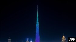 Gambar selebaran yang disediakan oleh Mohammed Bin Rashid Al Maktoum Global Initiatives (MBRGI) pada 12 Mei 2020, menunjukkan Burj Khalifa selama pertunjukan cahaya untuk menandai kampanye '10 juta makanan 'Covid-19. (Foto: AFP)