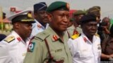 Manjo-janar Chris Olukolade da Rear Admiral E.O. Ogbor su na jawabi ga masu zanga-zanga a hedkwatar rundunar sojojin Najeriya a Abuja.