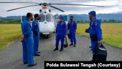 Polisi bantu pencarian korban hilang dalam kecelakaan kapal speedboat Fajar dengan helikopter Helly Dauphin AS 365 N3 dari Baharkam Polri. Selasa, 3 November 2020.(Foto: Polda Sulawesi Tengah)