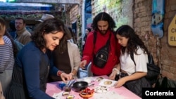 Los pigmentos, obtenidos a partir de la harina de la hoja de coca, se usan también en las acuarelas. [Foto: Sebastián Rosas]