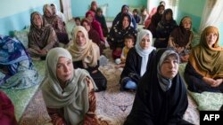 Sejumlah perempuan Afghanistan mengikuti arahan terkait bahaya ranjau yang diadakan oleh lembaga Halo Trust di sebuah masjid di distrik Jaghatu, provinsi Ghazni, Afghanistan, pada 13 Mei 2024. (Foto:AFP/Wakil Kohsar)