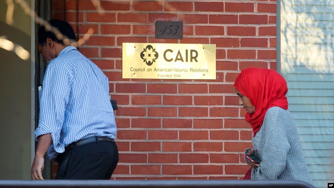 Pengunjung memasuki kantor pusat Dewan Hubungan Amerika-Islam (CAIR) di Washington, 10 Desember 2015.
