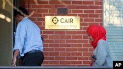 Pengunjung memasuki kantor pusat Dewan Hubungan Amerika-Islam (CAIR) di Washington, 10 Desember 2015.
