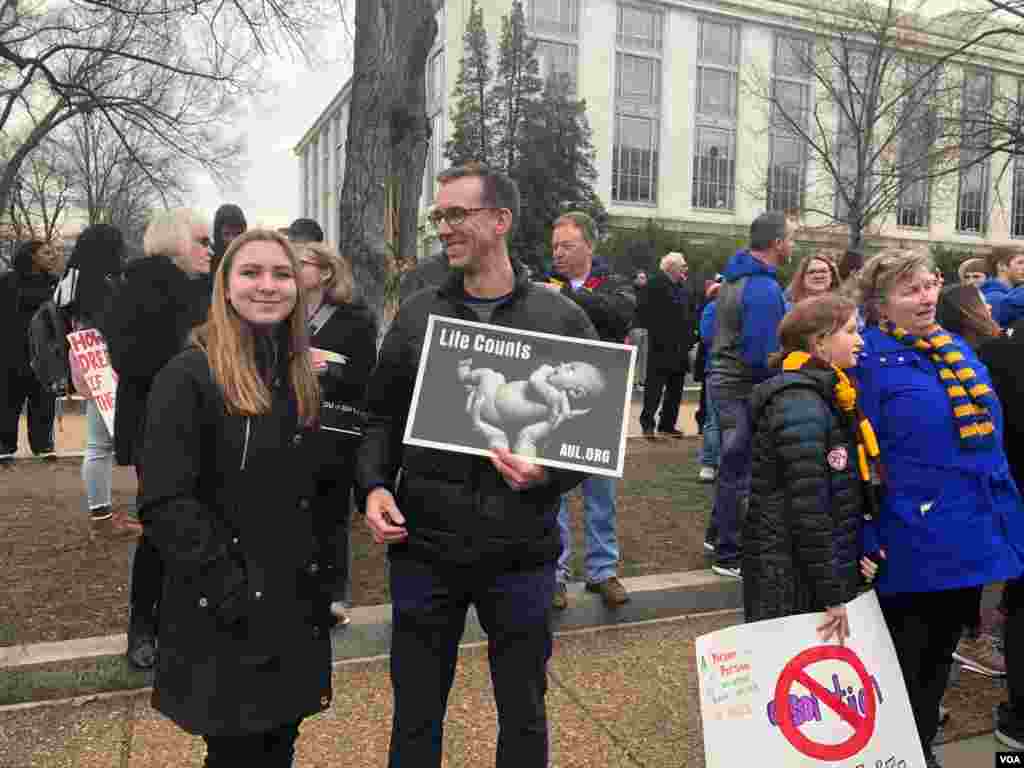 امریکی دارالحکومت میں منقعدہ ریلی سے خطاب میں ڈونلڈ ٹرمپ نے یہ کہتے ہوئے ڈیموکریٹس پر تنقید بھی کی کہ اسقاط حمل کے معاملے پر انیوں نے ایک انتہائی قدامت پسند مؤقف اختیار کر رکھا ہے۔ &nbsp;