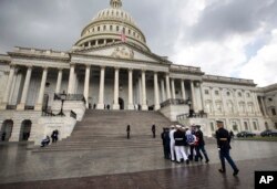 El ataúd del senador John McCain es llevado hacia el Capitolio de EE.UU. en Washington el viernes, 31 de agosto de 2018.