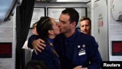 Les membres de l'équipage Paula Podest et Carlos Ciuffardi s'embrassent après avoir été mariés par le pape François lors du vol entre Santiago et la ville d'Iquique, dans le nord du pays, le 18 janvier 2018.