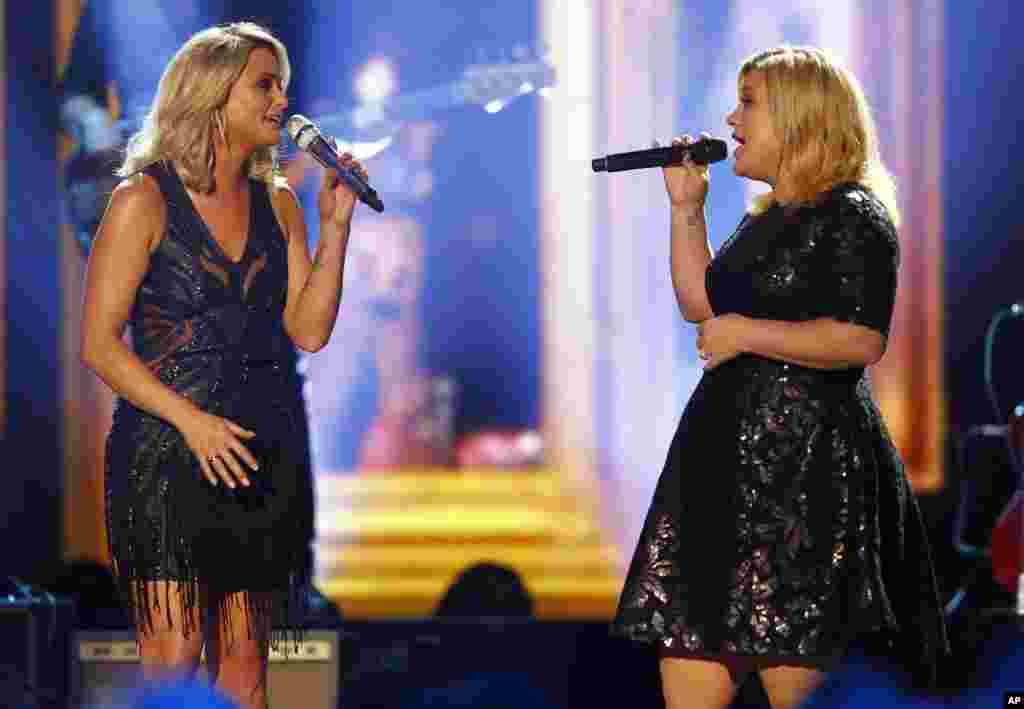 Miranda Lambert (gauche) et Kelly Clarkson (droite) chantent ensemble en l&rsquo;honneur de la chanteuse américaine Reba McIntyre pendant la cérémonie American Country Countdown Awards. Nashville, 15 décembre 2014. &nbsp;