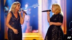 Kelly Clarkson ຮ້ອງ​ເພງ​ຄູ່​ກັບ Miranda Lambert