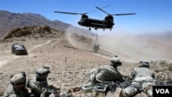 Un helicóptero de transporte militar Chinook, similar al que aparece en la foto, es el que fue derribado con los militares a bordo.