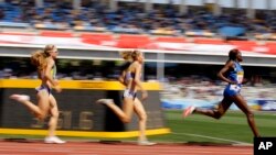Nelly Jepkosgei du Kenya, à droite, termine en tête devant Lauren Johnson des Etats-Unis, au centre, Jenny Blunell d’Australie lors de 1.500 m du Grand Prix d’or sur la piste a Kawasaki, Japon, 21 mai 2017. 