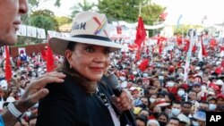 En cierre de campaña Xiomara Castro del Partido Libre fue cobijada por miles de seguidores que auguraban su victoria en los comicios presidenciales del domingo 28 de noviembre en Honduras. (Foto AP / Delmer Martinez.