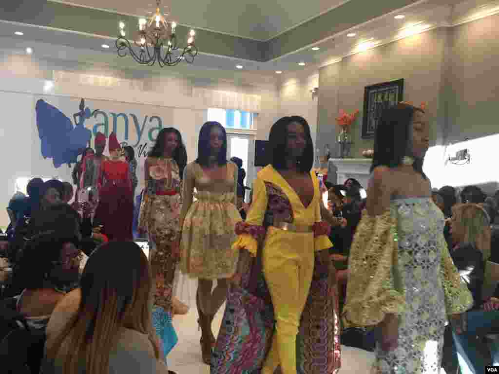 Desfile de moda da marca da estilista nigeriana Vivien Agbakoba, a Anya by Vivien