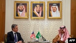 Secretário de Estado americano, Antony Blinken (Esq), e o mimistro das Relações Exteriores saudita, príncipe Faisal bin Farhan, Riade, 14 outubro 2023