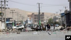 Des agents de sécurité afghans inspectent le site d'un attentat suicide à Kaboul, en Afghanistan, le 25 juillet 2019.