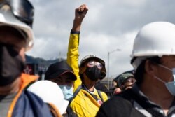 A protester holds up a fist in a crowd during anti-government protests in Bogota, Colombia, July 20, 2021. (Megan Janetsky/VOA)