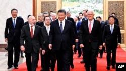 រូបភាពចេញផ្សាយដោយទីភ្នាក់ងារព័ត៌មាន Xinhua បង្ហញ​ប្រធានាធិបតីចិនលោក Xi Jinping និងតំណាងក្រុមហ៊ុនធំៗរបស់​អាមេរិក ក្នុងជំនួបមួយនៅវិមានរដ្ឋាភិបាលចិន ក្នុងទីក្រុងប៉េកាំង ប្រទេសចិន កាលពីថ្ងៃទី២៧ ខែមីនា ឆ្នាំ២០២៤។ 