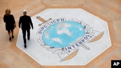 Personas pasan al lado del logo de la Interpol en su sede en Lyon, Francia, el 8 de noviembre de 2018. (ARCHIVO: AP)