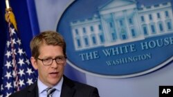 အိမ်ဖြူတော်ပြောခွင့်ရသူ Jay Carney ပုံမှန်သတင်းစာ ရှင်းလင်းပွဲအတွင်း Snowden ကိစ္စ ပြောကြားနေစဉ်။ (ဇူလိုင်လ ၁၂ ရက်၊ ၂၀၁၃)။