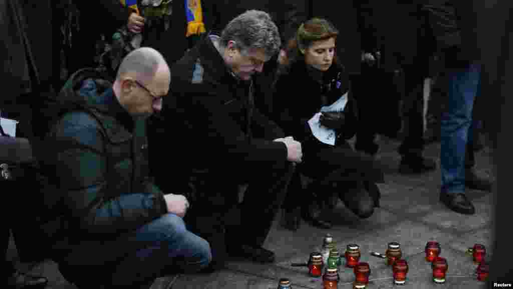 Shugaban Ukraine Petro Poroshenko da Firayam Minista Ukraine Arseny Yatseniuk a Volnovakha, Ukraine, Janairu 18, 2015.