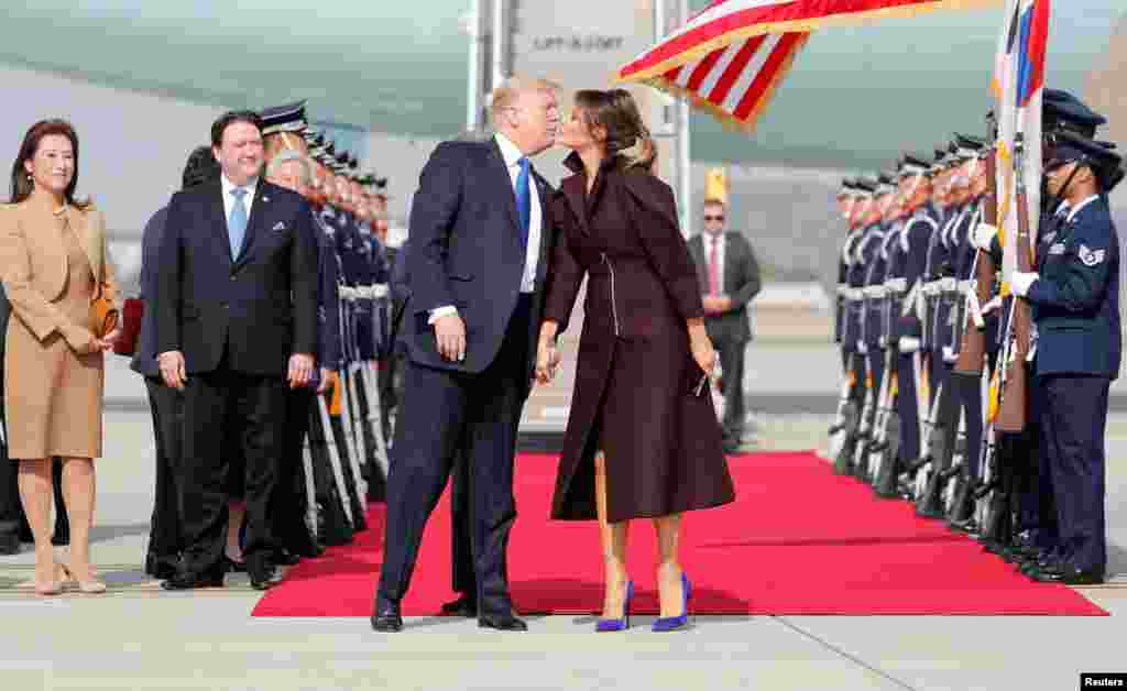 7일 한국에 도착한 도널드 트럼프 미국 대통령과 부인 멜라니아 여사가 전용기에서 내린 후 입맞춤하고 있다.