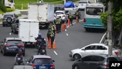 Suasana lalu lintas di San Salvador, setelah pemerintah melonggarkan restriksi yang diberlakukan selama hampir enam bulan untuk membatasi penyebaran virus corona, 24 Agustus 2020. (Foto: MARVIN RECINOS / AFP)